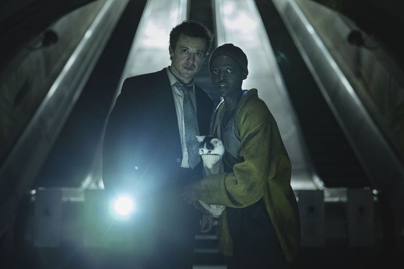 En esta imagen proporiconada por Paramount Pictures, Joseph Quinn, izquireda, y Lupita Nyongo en una escena de A Quiet Place: Day One. (Paramount Pictures via AP)