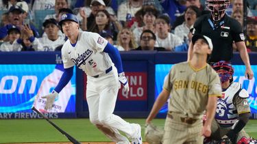 Freddie Freeman, izquierda, de los Dodgers de Los Ángeles, se encamina hacia primera después de batear un jonrón solitario mientras el lanzador de los Padres de San Diego, Kyle Hart, centro, y el receptor Luis Campusano, atrás, observan durante la sexta entrada del juego de béisbol de Grandes Ligas, el sábado 4 de julio de 2026, en Los Ángeles. (AP Foto/Mark J. Terrill)