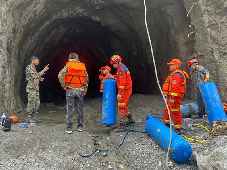 En esta imagen, distribuida por el ejército de Nepal, militares participan en una operación de rescate en el proyecto hidroeléctrico de Upper Trishuli, Nepal, el 31 de agosto de 2026. (Ejército de Nepal vía AP)