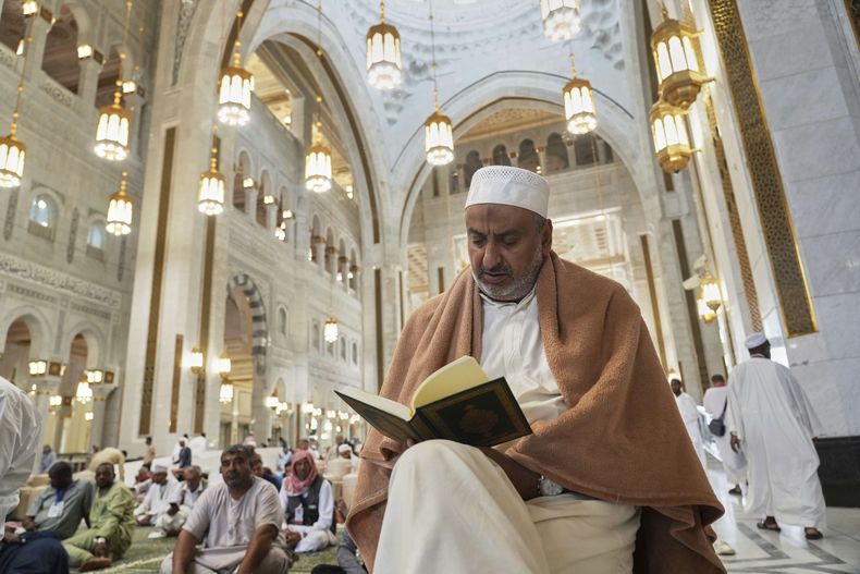 Un peregrino musulmán lee una copia del libro sagrado del islam, el Corán, en la Gran Mezquita durante el peregrinaje anual del haj en La Meca, Arabia Saudí, el martes 3 de junio de 2025. (AP Foto/Amr Nabil)