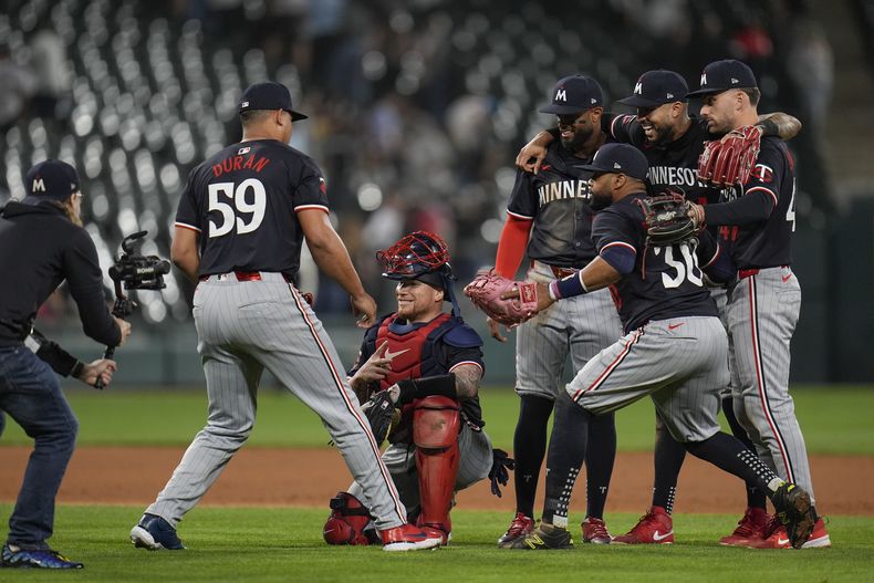 Los Mellizos de Minnesota celebran su victoria sobre los Medias Blancas de Chicago, en el juego del martes 30 de abril de 2024 (AP Foto/Erin Hooley)