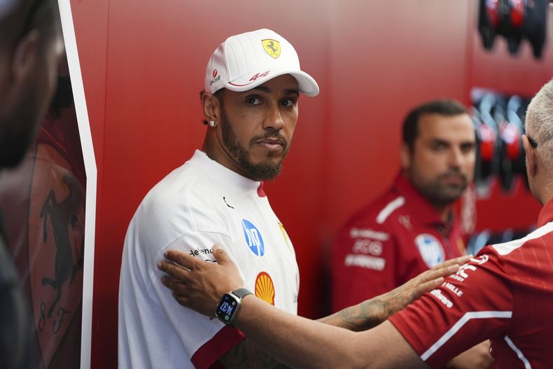 El piloto británico de Ferrari, Lewis Hamilton, se prepara para competir antes de la carrera automovilística del Gran Premio de Miami de Fórmula 1, el domingo 4 de mayo de 2025, en Miami Gardens. Florida (AP Foto/Rebecca Blackwell)
