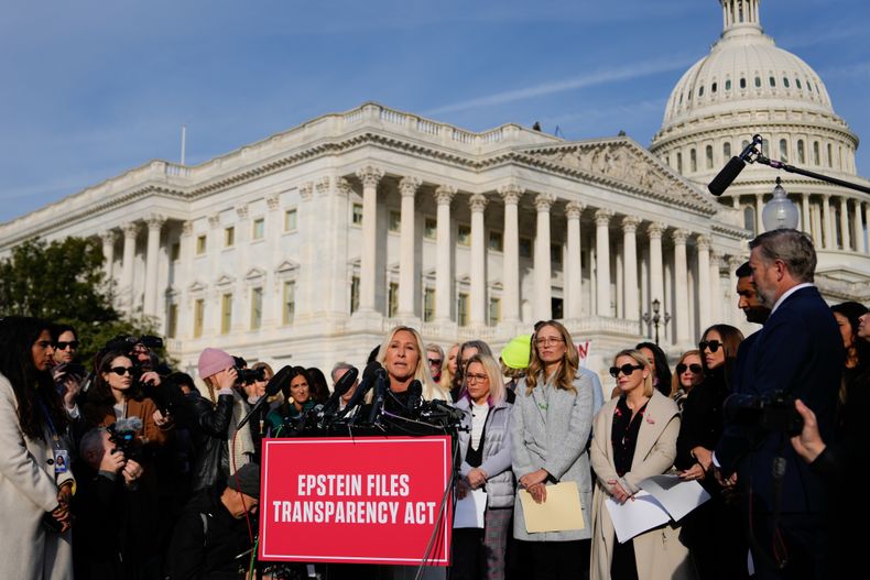 La representante republicana por Georgia Marjorie Taylor Greene en una conferencia de prensa sobre el caso Epstein, afuera del Capitolio estadounidense en Washington, el 18 de noviembre del 2025. (AP foto/Julia Demaree Nikhinson)
