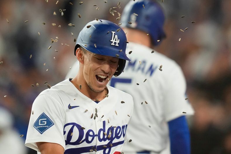 Tommy Edman de los Dodgers de Los Ángeles bañado en semillas tras su jonrón solitario en la sexta entrada ante los Padres de San Diego el martes 22 de septiembre del 2026. (AP Foto/Mark J. Terrill)