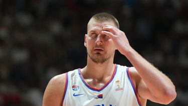 El serbio Nikola Jokic reacciona durante el partido de clasificación europea para la Copa Mundial de Baloncesto FIBA 2027 entre Serbia y Bosnia, en Belgrado, Serbia, el lunes 6 de julio de 2026. (Foto AP/Darko Vojinovic)
