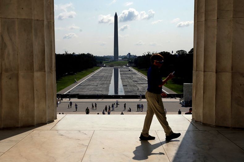 El monumento a Washington al fondo, tras el estanque reflectante, hoy drenado, del monumento a Lincoln, el miércoles 29 de julio de 2026, en Washington. (AP Foto/Rahmat Gul)