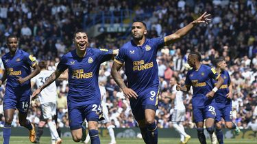 Callum Wilson del Newcastle celebra con su compañero Jacob Murphy tras anotar el segundo gol de su equipo en el encuentro ante el Leeds en la Liga Premier el sábado 13 de mayo del 2023. (AP Foto/Rui Vieira)