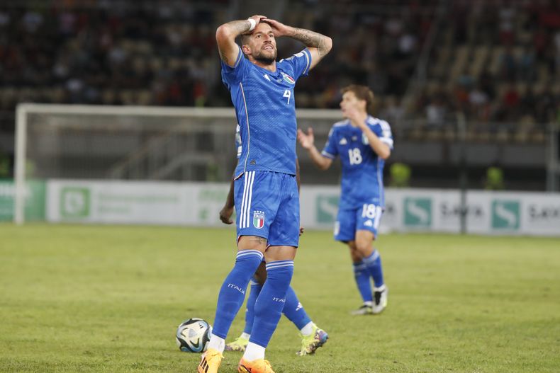 Cristiano Biraghi, de Italia, se lamenta durante el encuentro que su equipo empató ante Macedonia del Norte, el sábado 9 de septiembre de 2023, en las eliminatorias hacia la Eurocopa (AP Foto/Boris Grdanoski)