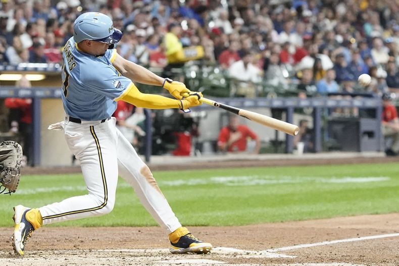 Willy Adames de los Cerveceros de Milwaukee pegó un jonrón de dos carreras en la quinta entrada del encuentro ante los Rojos de Cincinnati el viernes 7 de julio del 2023. (AP Foto/Morry Gash)