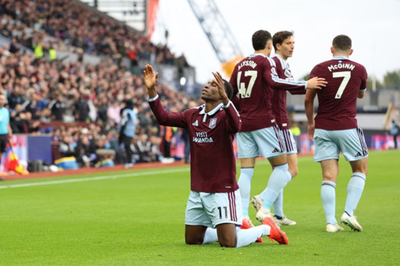 Nicolas Jackson del Aston Villa celebra tras abrir el marcador en el encuentro la Liga Premier ante el Manchester City el sábado 24 de octubre del 2026. (AP Foto/Morgan Harlow)