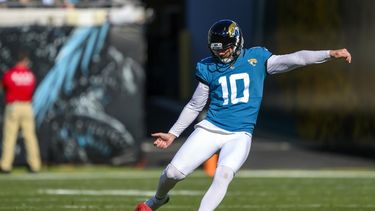 ARCHIVO - El pateador de los Jaguars de Jacksonville, Brandon McManus (10) patea el ovoide durante un juego de la NFL ante los Panthers de Carolina, el domingo 31 de diciembre de 2023, en Jacksonville, Florida. (AP Foto/Doug Murray, Archivo)