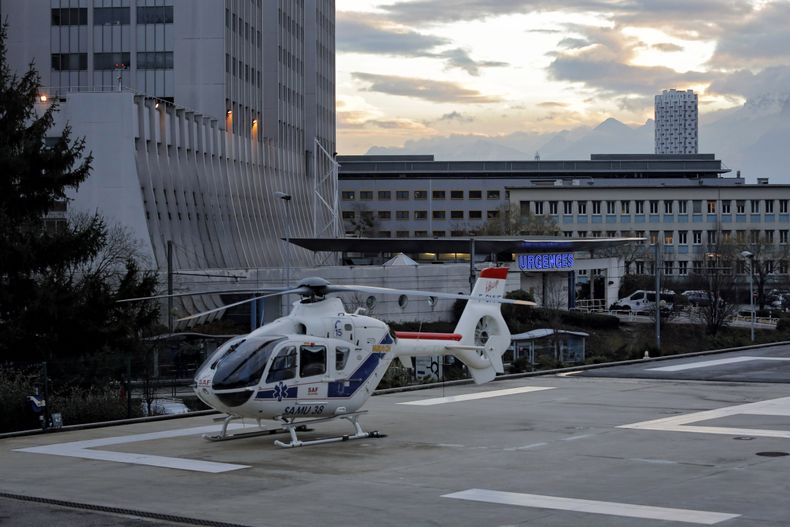 En la imagen se ve un helic&oacute;ptero situado frente al hospital de la ciudad francesa de Grenoble , en los Alpes, a donde fue trasladado el ex campe&oacute;n de F&oacute;rmula 1 Michael Schumacher para ser atendido de un golpe en la cabeza que sufri&o