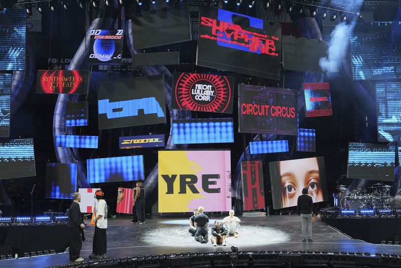 Bailarines y coreógrafos en el escenario durante los ensayos de The Lifetimes Tour de Katy Perry en el Toyota Arena el miércoles 9 de abril de 2025, en Ontario, California. (AP Photo/Chris Pizzello)
