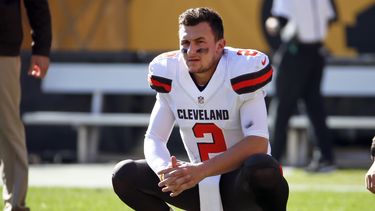 ARCHIVO- Johnny Manziel, quarterback de los Browns de Cleveland, espera durante un partido del equipo de la NFL en contra de los Steelers de Pittsburgh, el 15 de noviembre de 2015. Manziel reveló en un documental que intentó suicidarse después de haber sido cortado por el equipo en 2016. Manziel, quien fue elegido por los Browns en 2014 después de una exitosa carrera colegial en Texas A&M, dijo que si vida se había salido de control. (AP Foto/Gene J. Puskar, Archivo)