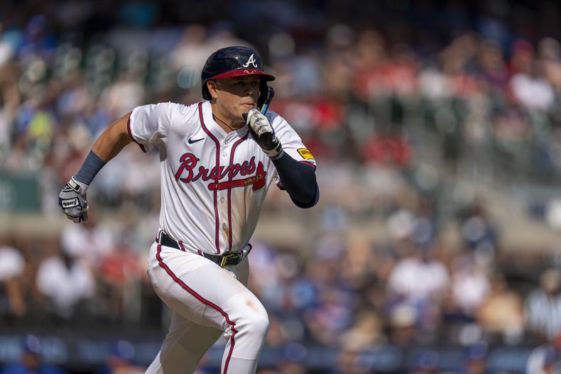 El colombiano de los Bravos de Atlanta, Gio Urshela corre hacia la primera base durante la décima entrada del juego de béisbol ante los Azulejos de Toronto, el domingo 8 de septiembre de 2024, en Atlanta. (AP Foto/Erik Rank)