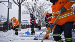 Trabajadores municipales despejan la nieve en una calle cerca de la Ciudad Prohibida tras una nevada en Beijing, el lunes 11 de diciembre de 2023. La nieve caída en buena parte del norte de China provocó cortes de carretera, clases suspendidas y cancelaciones de trenes el lunes. (AP Foto/Andy Wong)