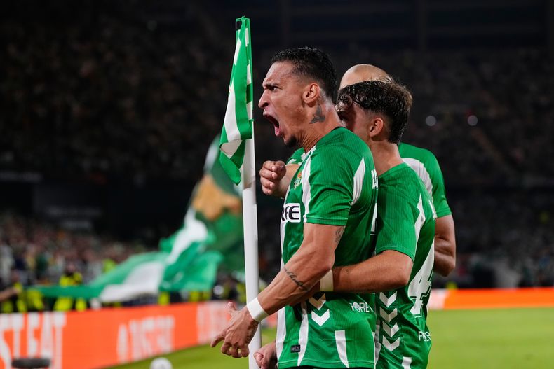 Antony, del Real Betis, celebra tras anotar en un cotejo de la Liga Europa ante el Nottingham Forest, el miércoles 24 de septiembre de 2025 (AP Foto/Jose Breton)