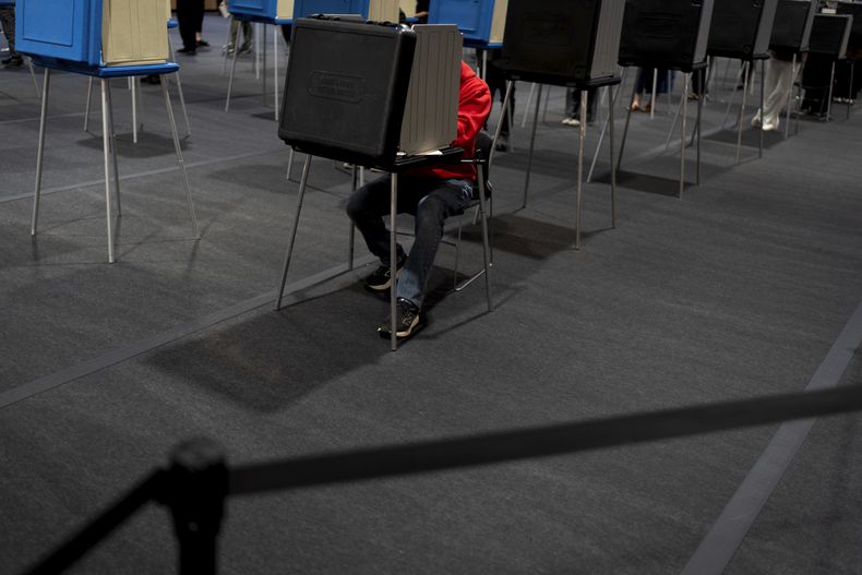Un votante en el centro Ford Community and Performing Arts en el último día para el voto adelantado, el domingo 3 de noviembre de 2024, en Dearborn, Michigan. (AP Foto/David Goldman)