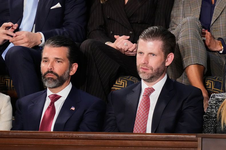 Donald Trump Jr. y Eric Trump escuchan mientras su padre, el presidente Donald Trump, pronuncia su discurso del Estado de la Unión en el Congreso en Washington, el 24 de febrero del 2026. (AP foto/Alex Brandon)