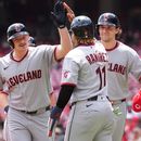 Kyle Manzardo de los Guardianes de Cleveland le da los cinco a su compañero José Ramírez tras su grand slam en la primera entrada del juego 1 de la doble cartelera ante los Rojos de Cincinnati el martes 28 de julio del 2026. (AP Foto/Kareem Elgazzar)