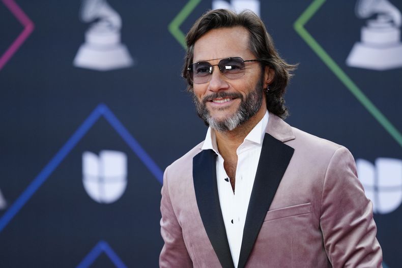ARCHIVO - Diego Torres llega a la 22a edición anual del Latin Grammy el jueves 18 de noviembre de 2021, en la Arena MGM Grand Garden en Las Vegas. Treinta años después de su álbum “Tratar de estar mejor”, Torres lanzó su álbum Mejor que ayer en marzo de 2024. (Foto Eric Jamison/Invision/AP, archivo)