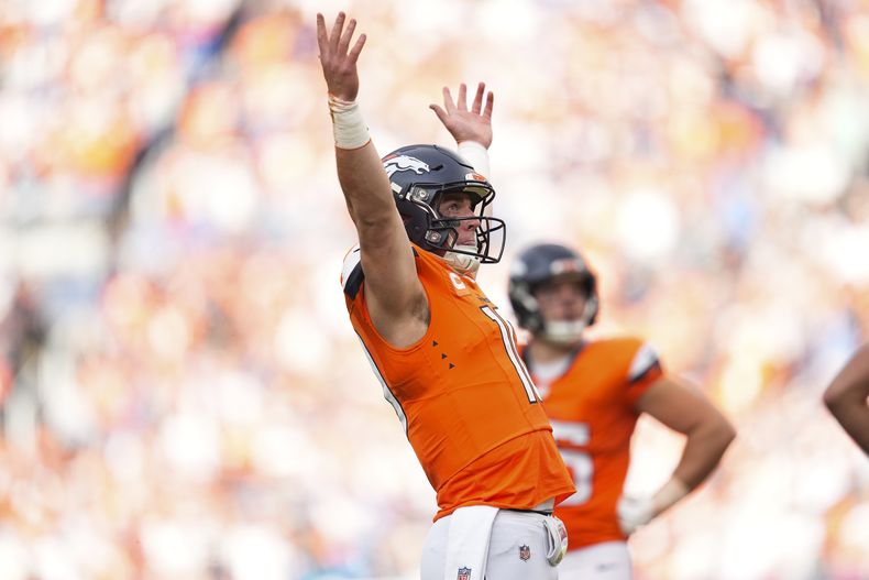El quarterback de los Broncos de Denver, Bo Nix reacciona luego de ser detenido apenas cerca de la línea de gol durante la primera mitad del juego de la NFL ante los Panthers de Carolina, el domingo 27 de octubre de 2024, en Denver. (AP Foto/Jack Dempsey)
