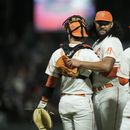 Sean Manaea, lanzador de los Gigantes de San Francisco, festeja con el cátcher Patrick Bailey y con el primera base LaMonte Wade Jr., tras el duelo del martes 1 de agosto de 2023, ante los Diamondbacks de Arizona (AP Foto/Godofredo A. Vásquez)