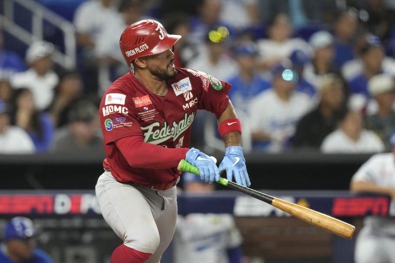 El panameño Iván Herrera batea un sencillo para remolcar una carrera en la victoria 6-3 ante Nicaragua en la Serie del Caribe, el domingo 4 de febrero de 2024. (AP Foto/Lynne Sladky)