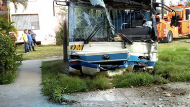 omnibus choca contra un edificio en boyeros, la habana