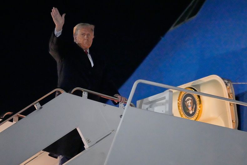 El presidente de Estados Unidos, Donald Trump, saluda al embarcar en el Air Force One, el 24 de octubre de 2025, en la Base Conjunta Andrews, Maryland, para una gira por Asia. (AP Foto/Mark Schiefelbein)