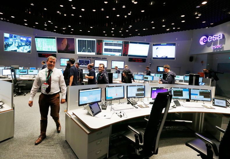 ARCHIVO - Vista de la sala de control de la Agencia Espacial Europea en Darmstadt, Alemania, el 30 de septiembre de 2016. (Foto AP/Michael Probst, archivo)