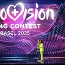 Los conductores Hazel Brugger (izquierda) y Sandra Studer en el escenario durante la primera semifinal de la 69na edición de Eurovisión en Basilea, Suiza, el martes 13 de mayo de 2025. (AP Foto/Martin Meissner)