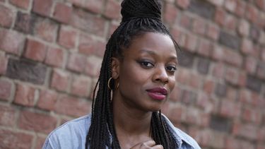 ARCHIVO - La directora Nia DaCosta posa para un retrato en Londres el 1 de septiembre de 2023 para promover The Marvels. (Foto AP/Kin Cheung, archivo)