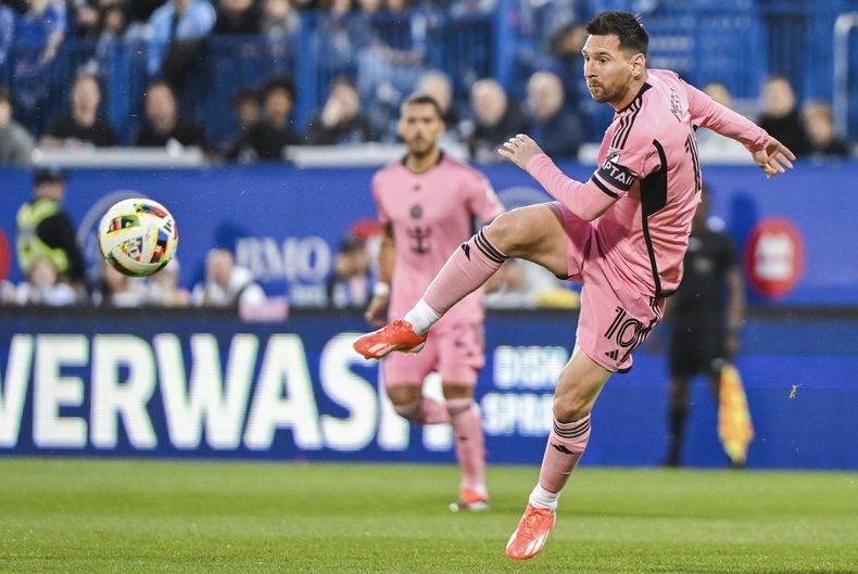 El argentino Lionel Messi, del Inter Miami, remata en el partido de la MLS ante CF Montreal, el 11 de mayo de 2024. (Graham Hughes/The Canadian Press vía AP)