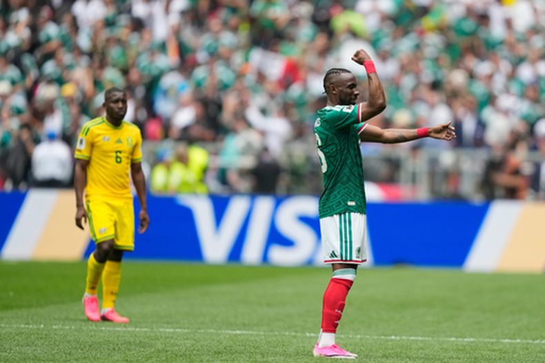 El mexicano Julián Quiñones celebra después de anotar el primer gol de su equipo durante el partido por el Grupo A de la Copa del Mundo entre México y Sudáfrica, el jueves 11 de junio de 2026, en Ciudad de México. (AP Foto/Natacha Pisarenko)