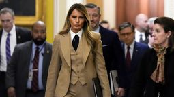 La primera dama Melania Trump, seguida por el senador Ted Cruz, republicano de Texas, y el presidente de la Cámara de Representantes, Mike Johnson, republicano de Luisiana, camina por el Capitolio, el lunes 3 de marzo de 2025, en Washington. (AP Foto/Julia Demaree Nikhinson)