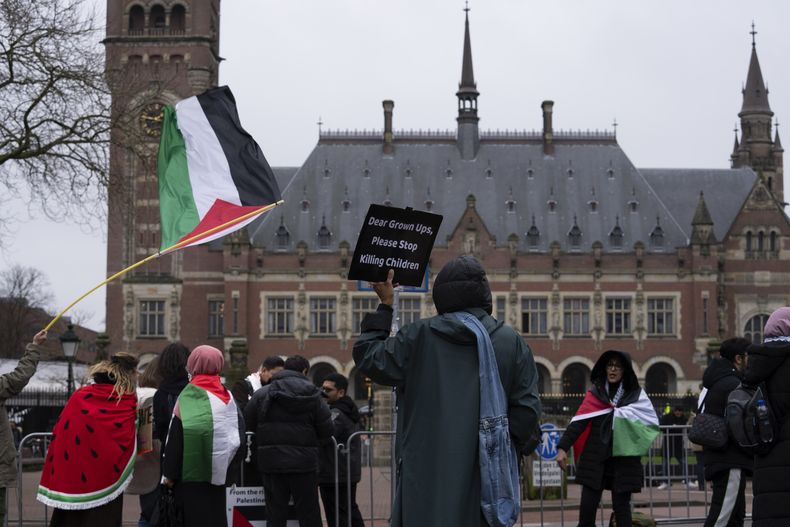 Manifestantes propalestinos ondean banderas en una protesta ante el máximo tribunal de Naciones Unidas en La Haya, Holanda, el lunes 19 de febrero de 2024. Sudáfrica afirmó el martes ante el máximo tribunal de Naciones Unidas que Israel mantiene un régimen de apartheid sobre los palestinos y que la ocupación israelí de tierras reclamadas para formar un estado palestino es “ilegal de forma fundamental e inherente”. Israel rechaza esas acusaciones. (AP Foto/Peter Dejong)