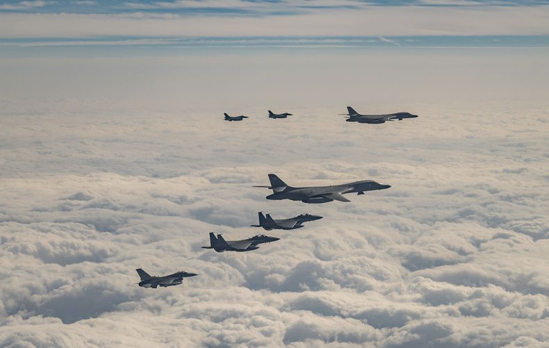 En esta imagen proporcionada por el Ministerio Surcoreano de Defensa, bombarderos B-1B y cazas F-16 de la Fuerza Aérea estadounidense, cazas surcoreanos F-15K y cazas japoneses F-2 sobrevuelan la isla de Jeju, en el sur de Corea del Sur, durante una maniobras conjuntas el miércoles 20 de diciembre de 2023. (Ministerio de Defensa de Corea del Sur via AP)