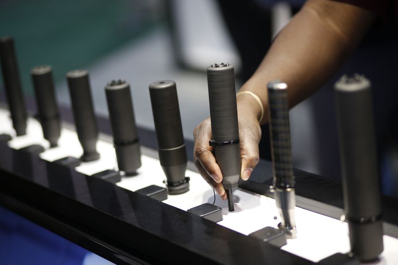 ARCHIVO - Silenciadores para armas de fuego son exhibidos en el puesto de Sig Sauer, en la Feria Comercial de Tiro, Caza y Actividades al Aire Libre de Las Vegas, el 19 de enero de 2016. (AP Foto/John Locher, archivo)