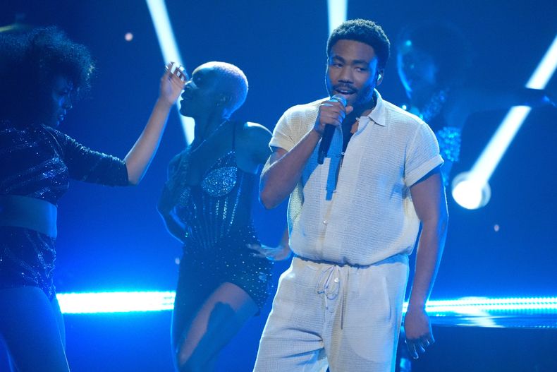 ARCHIVO - Donald Glover se presenta durante los Premios BET el domingo 30 de junio de 2024 en el Teatro Peacock de Los Ángeles. (Foto AP/Chris Pizzello, archivo)