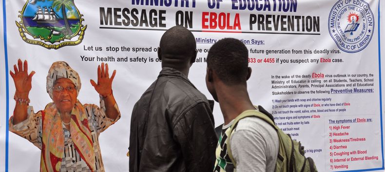 La imagen de la presidenta de Liberia, Ellen Johnson Sirlea, a la izquierda, aparece en una pancarta informativa en la que se advierte a las personas sobre el virus &eacute;bola en la ciudad de Monrovia, Liberia, el viernes 8 de agosto de 2014. (AP Foto/A