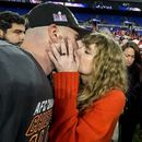 Taylor Swift besa al tight end de los Chiefs de Kansas City Travis Kelce después del partido de campeonato de la AFC contra los Ravens de Baltimore el domingo 28 de enero de 2024, en Baltimore. Los Chiefs ganaron 17-10. (Foto AP/Julio Cortez)