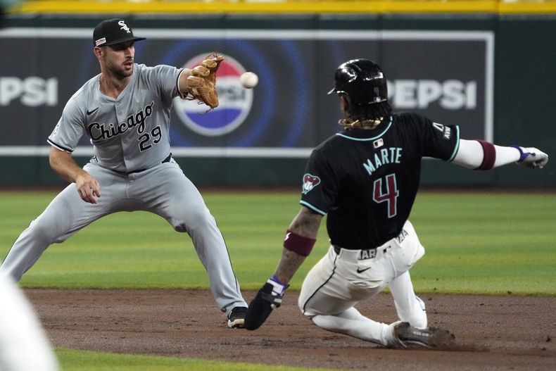 El campocorto de los Medias Blancas de Chicago Paul DeJong elimina a Ketel Marte (4), de los Diamondbacks de Arizona, en una bola de Joc Pederson durante el primer inning del juego de la MLB que enfrentó a ambos equipos, el 15 de junio de 2024, en Phoenix. (AP Foto/Rick Scuteri)