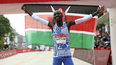 ARCHIVO - Kelvin Kiptum, de Kenia, celebra su récord en el Maratón de Chicago, en Grant Park el domingo 8 de octubre de 2023. De acuerdo con un compañero atleta, Kiptum falleció en un accidente automovilístico la noche del domingo en Kenia, el domingo 11 de febrero de 2024. Tenía 24 años. (Eileen T. Meslar/Chicago Tribune vía AP)