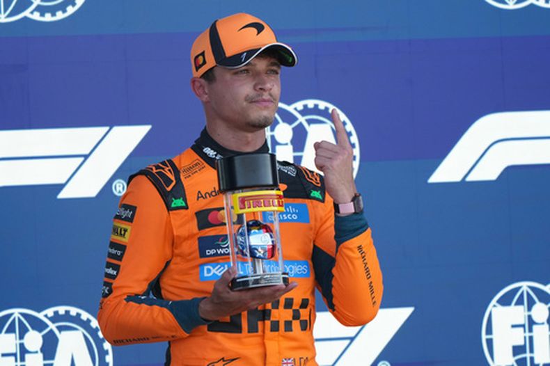El británico Lando Norris, piloto de McLaren, celebra la pole position después de la sesión de clasificación para la prueba de sprint del Gran Premio de Miami de Fórmula 1, el viernes 1 de mayo de 2026, en Miami Gardens, Florida. (AP Foto/Lynne Sladky)