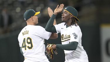 Ryan Noda (49) y Lawrence Butler, de los Atléticos de Oakland, celebran después de que los Atléticos derrotaron a los Piratas de Pittsburgh en un juego de béisbol en Oakland, California, el lunes 29 de abril de 2024. (AP Foto/Jeff Chiu)