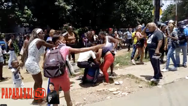 residentes del poblado de managua se enfrenta a la policia luego de golpear a una embarazada en una cola para comprar alimentos