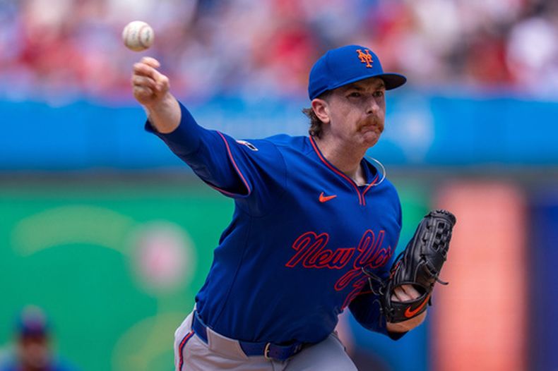 El abridor de los Mets de Nueva York Nolan McLean lanza en la primera entrada ante los Filis de Filadelfia el domingo 19 de julio del 2026. (AP Foto/Chris Szagola)