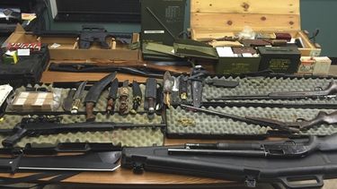 ARCHIVO - En esta foto sin fecha, proporcionada por la Oficina del Alguacil del condado de Van Buren en Paw Paw, Michigan, se muestran armas, cuchillos y municiones robadas y recuperadas el 12 de septiembre de 2015, en Antwerp Township, Michigan. (Oficina del Alguacil del Condado de Van Buren vía AP)