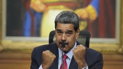 En esta imagen de archivo, el presidente de Venezuela, Nicolás Maduro, gesticula durante una conferencia de prensa en el palacio presidencial de Miraflores, en Caracas, Venezuela, el 31 de julio de 2024, tres días después de unas polémicas elecciones. (AP Foto/Matias Delacroix, archivo)